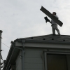屋根の板金を取付ける大工の松田さん-ivyCraft-