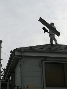 投稿についてもっと詳しく 台風で飛ばされた屋根の板金を取付けて欲しい。【小工事・小修繕】