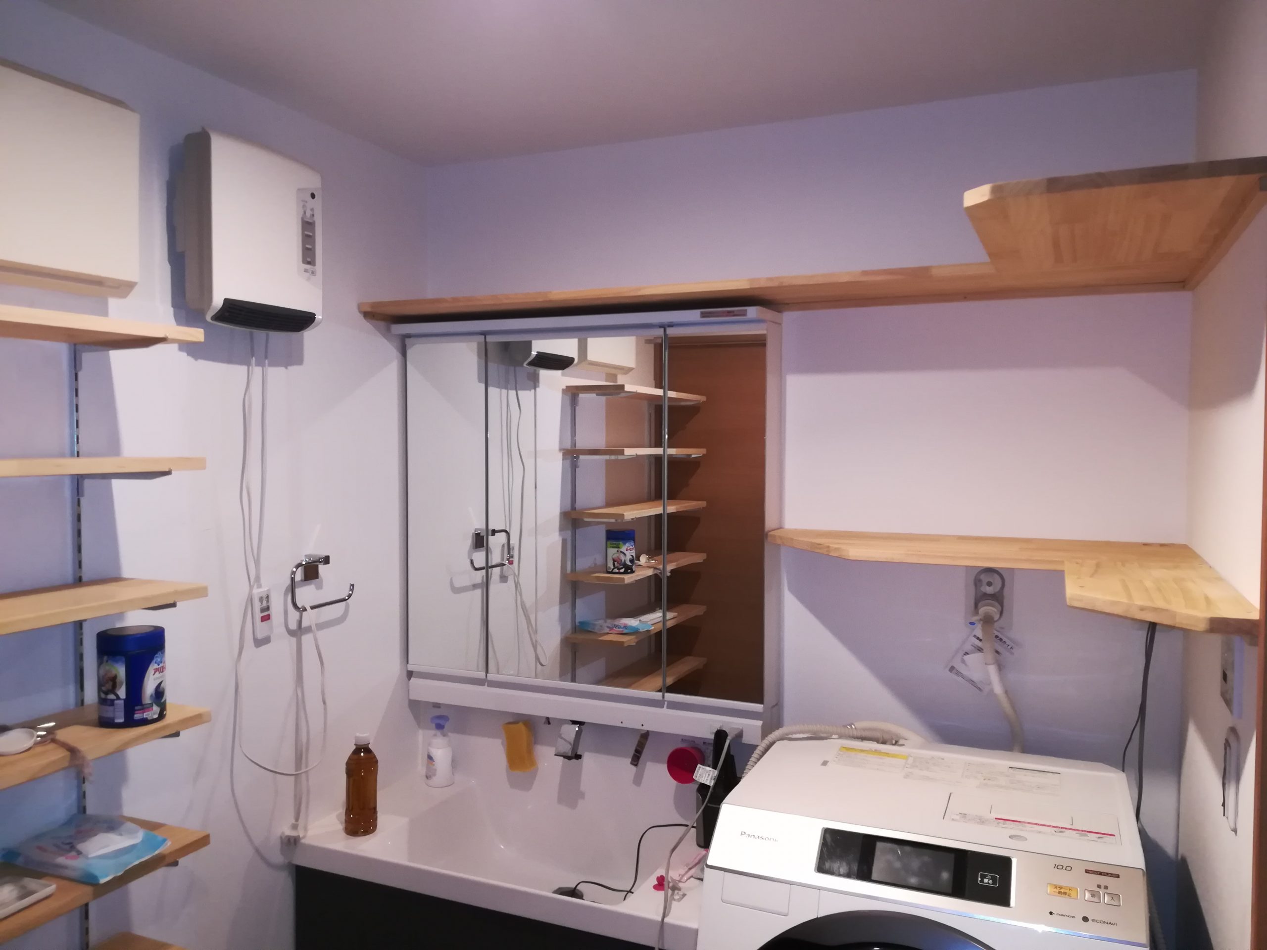 あなたが現在見ているのは 洗面室とリビングに収納棚を設置したい。【小工事】